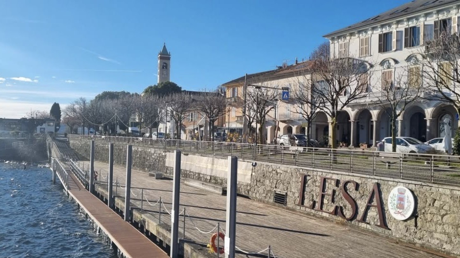 Lesa, in corso la manutenzione straordinaria del verde sul lungolago